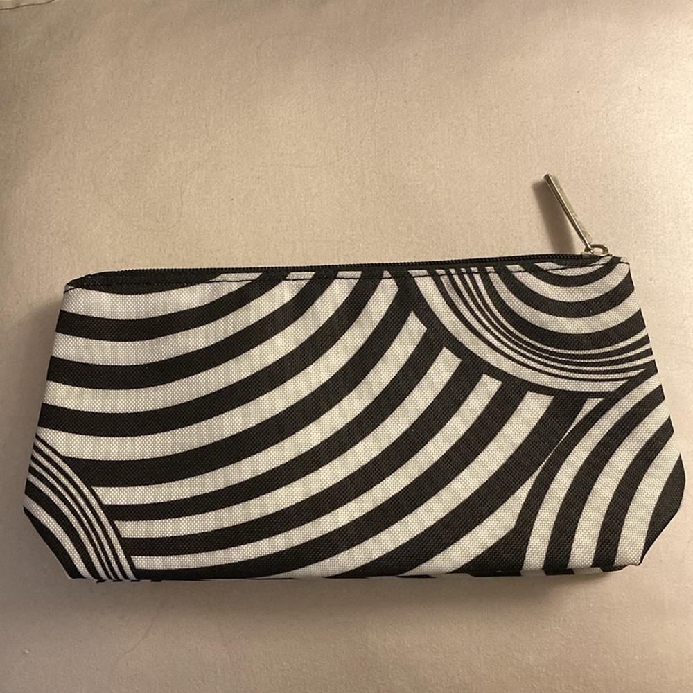 ❤️ 2/$25 *❤️ NWOT - Clinique Zebra Stripe Cosmetic/Makeup Zippered Travel Bag